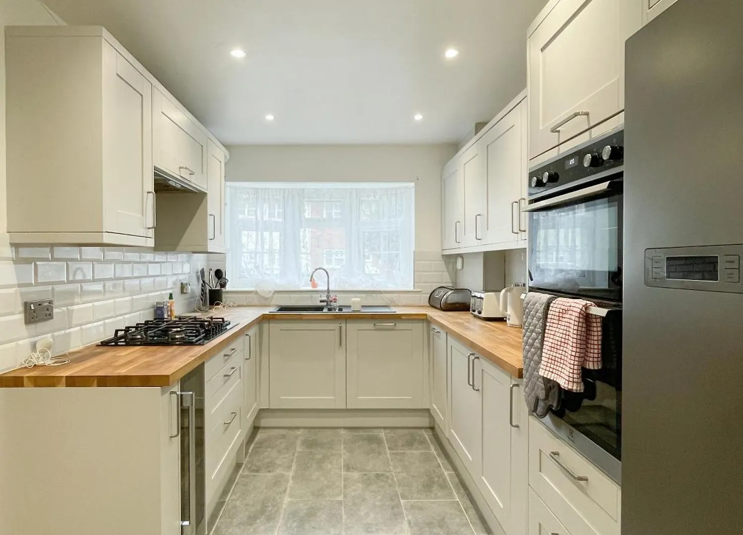 Beautiful 2 Large Bedroom House In London Zone 2