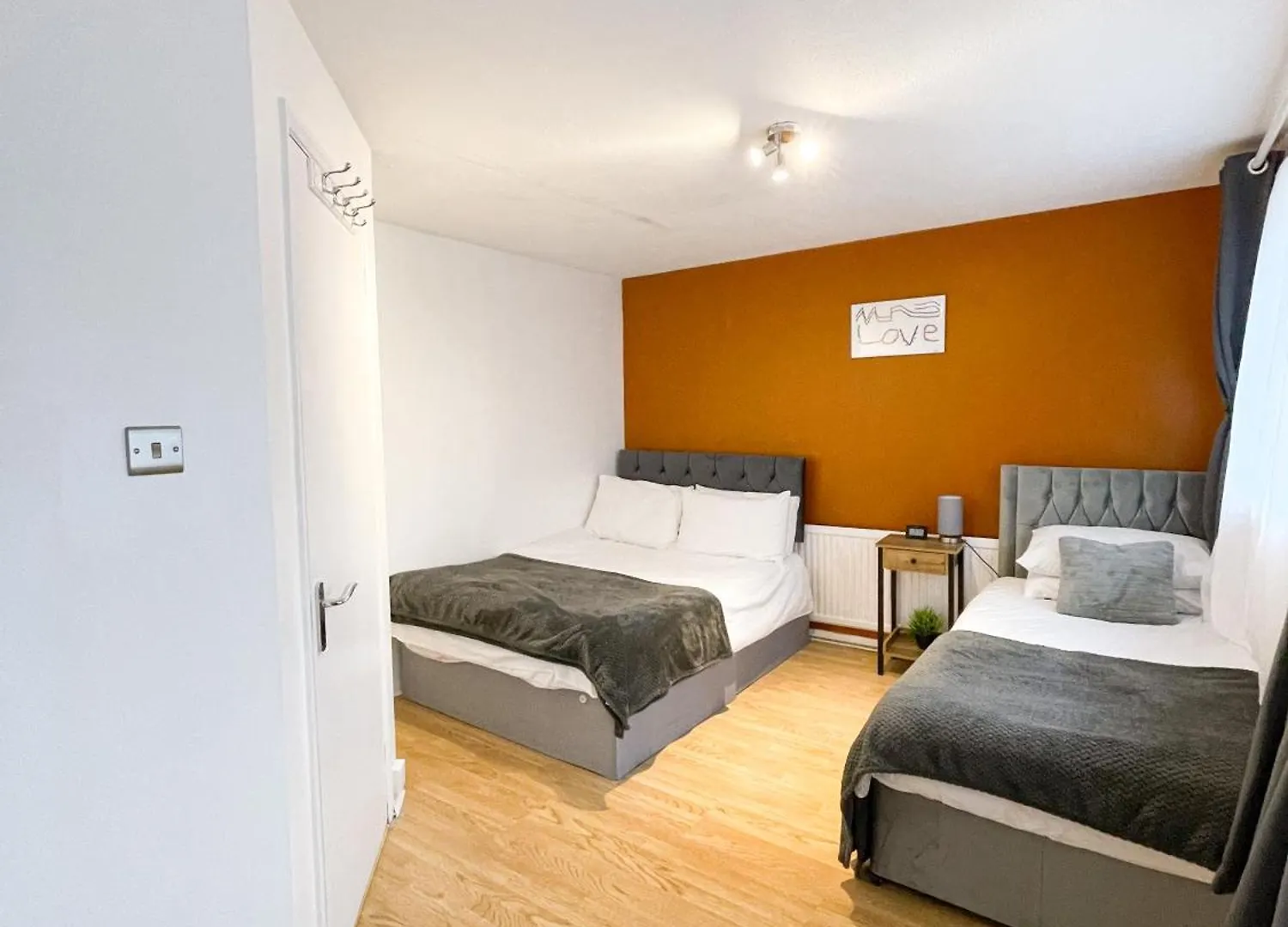 Beautiful 2 Large Bedroom House In London Zone 2