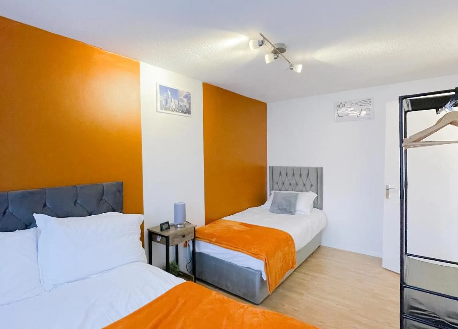 Beautiful 2 Large Bedroom House In London Zone 2 영국
